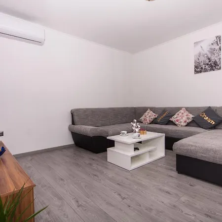 In Okrug Gornji 34370 公寓