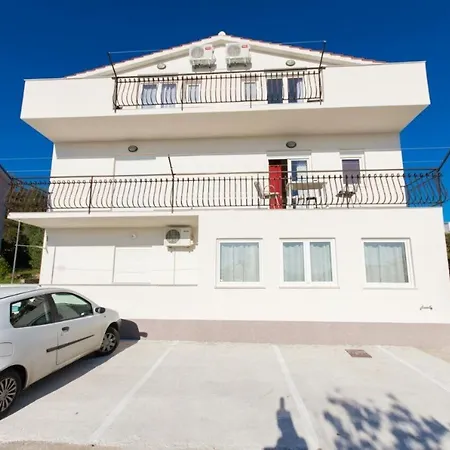 In Okrug Gornji 34370 公寓 *